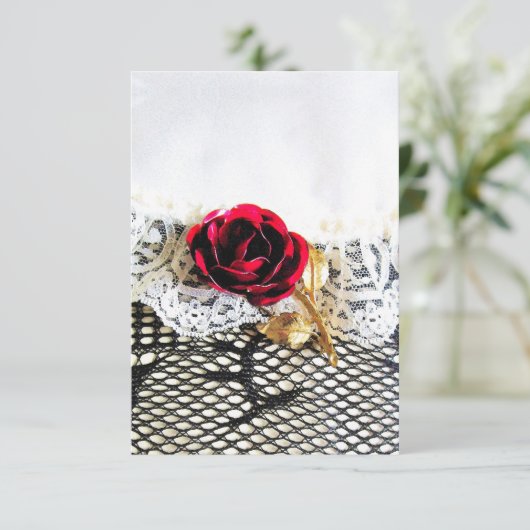 Romantische rode roos en witte kant (Staand voorkant)