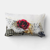 Romantische rode roos en witte kant kussen (Achterkant)