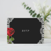Romantische rode roos mooie witte kant bruiloft RSVP kaartje (Staand voorkant)