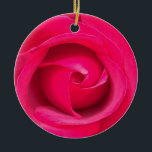 Romantische rode roze roos keramisch ornament<br><div class="desc">Romantische roze en rode roos</div>