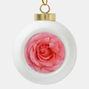 Romantische rode roze rozenwaterdruppels keramische bal ornament