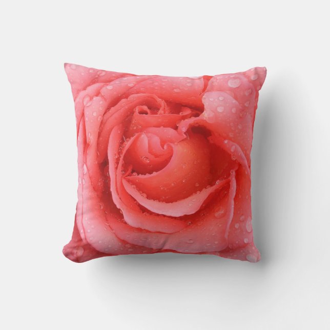 Romantische rode roze rozenwaterdruppels kussen (Voorkant)