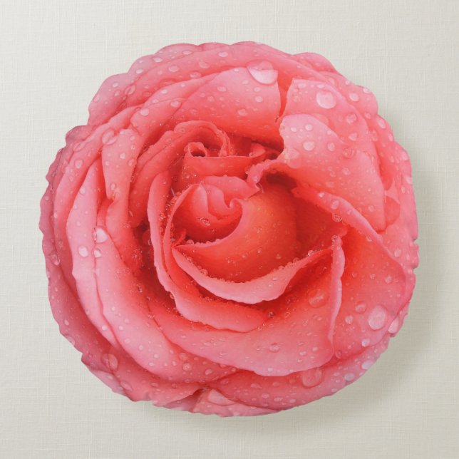 Romantische rode roze rozenwaterdruppels rond kussen (Voorkant)