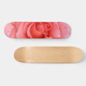 Romantische rode roze rozenwaterdruppels skateboard (Horizontaal)