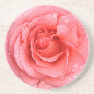 Romantische rode roze rozenwaterdruppels zandsteen onderzetter