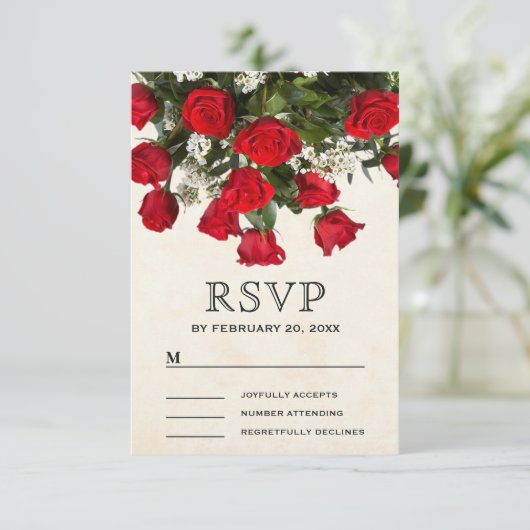 Romantische rode rozen boeket bruiloft RSVP kaartje (Staand voorkant)