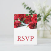Romantische rode rozen bruiloft RSVP Briefkaart (Staand voorkant)