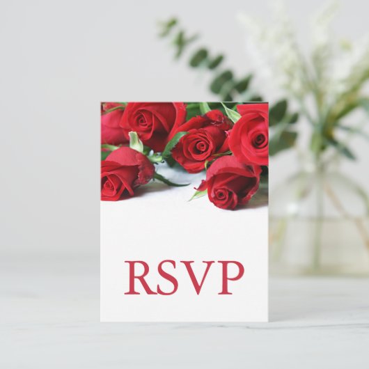 Romantische rode rozen bruiloft RSVP Briefkaart (Staand voorkant)