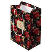Romantische rode rozen en vanille witte bloemen medium cadeauzakje (Voorkant Gekanteld)