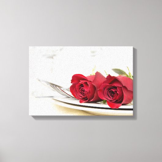 romantische rode rozen op dinerbord canvas afdruk (Voorkant)