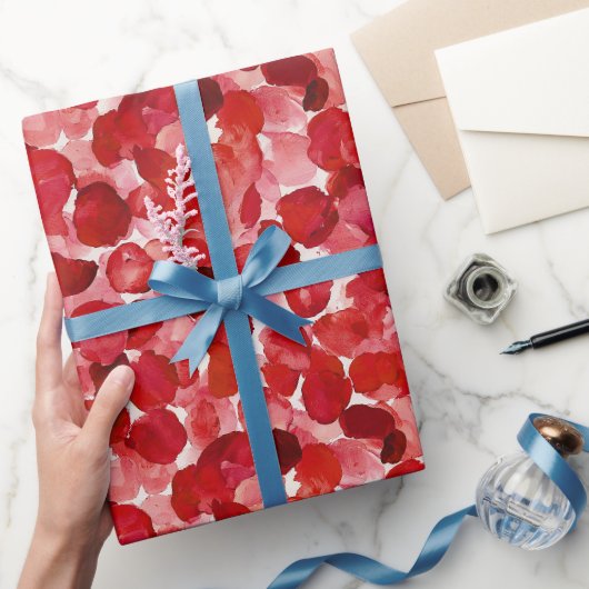 Romantische Rode Rozenblaadjes Bloemachtige Bruilo Cadeaupapier (Geschenken)