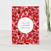 Romantische rode rozenblaadjes bloemenbruiloft kaart (Voorkant)