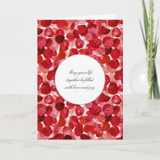 Romantische rode rozenblaadjes bloemenbruiloft kaart (Voorkant)