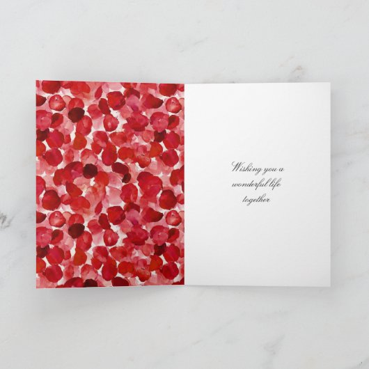 Romantische rode rozenblaadjes bloemenbruiloft kaart (Binnen)