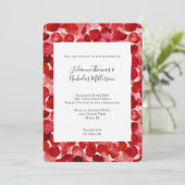 Romantische rode rozenblaadjes bloemenbruiloft kaart (Staand voorkant)