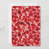 Romantische rode rozenblaadjes bloemenbruiloft kaart (Achterkant)