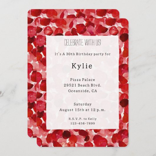 Romantische rode rozenblaadjes bloemenverjaardag kaart (Voorkant / Achterkant)