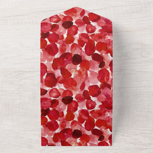 Romantische rode rozenblaadjes bruiloft all in one uitnodiging (Buitenkant)