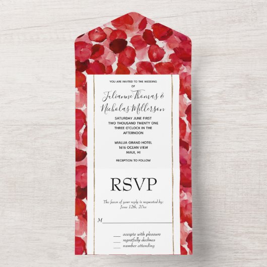 Romantische rode rozenblaadjes bruiloft all in one uitnodiging (Binnen)