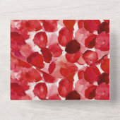 Romantische rode rozenblaadjes bruiloft all in one uitnodiging (Achterkant)