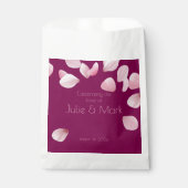 Romantische roze bloemblaadjes bruiloft bedankzakje (Voorkant)