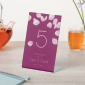 Romantische roze bloemblaadjes bruiloft reclamebord met voetstuk (Insitu)