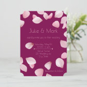 Romantische roze bloemblaadjes bruiloft uitnodigin kaart (Staand voorkant)