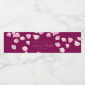 Romantische roze bloemblaadjes bruiloft waterfles etiket (Enkel label)