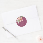 Romantische roze en witte lelies op fuchsia ronde sticker (Envelop)