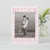 Romantische roze plaid met grote knuffels & kusjes feestdagenkaart (Staand voorkant)