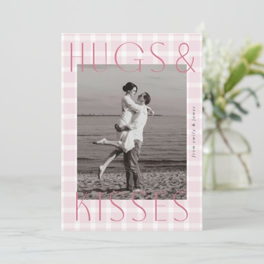 Romantische roze plaid met grote knuffels & kusjes feestdagenkaart (Staand voorkant)