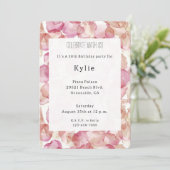 Romantische roze rozenblaadjes bloemenverjaardag kaart (Staand voorkant)