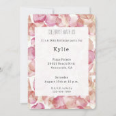 Romantische roze rozenblaadjes bloemenverjaardag kaart (Voorkant)