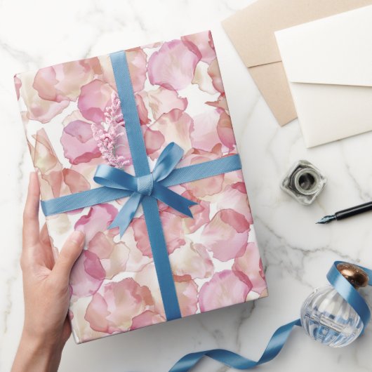 Romantische Roze Rozenblaadjes Bloemige Bruidsmeis Cadeaupapier (Geschenken)