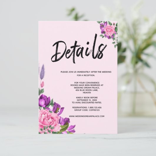 Romantische roze violette bloemenbruiloft informatiekaartje (Staand voorkant)