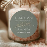 Romantische Sage Green Wedding Favoriet Ronde Sticker<br><div class="desc">Verbeter uw huwelijksgunsten met onze eenvoudige maar elegante salie groen dank u stickers. Deze chique stickers hebben een modern, minimalistisch design en tonen een romantische gouden tekening van een paar liefdesvogels. Perfect voor het overbrengen van uw dankbaarheid, ze voegen een stijlvolle touch toe aan uw feest terwijl ze tijdloze sophisticatie...</div>