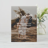 Romantische stijlvolle script overlay foto bruilof kaart (Staand voorkant)