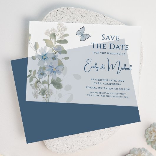 Romantische stoffige blauwe bloem Save the Date We Vellum Uitnodigingen