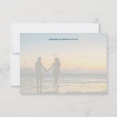 Romantische strand zonsondergang foto save the dat date (Achterkant)