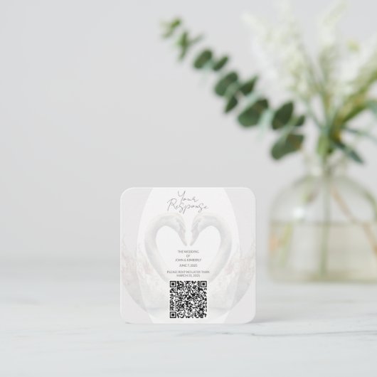 Romantische Swan Wedding QR Code RSVP behuizing Informatiekaartje (Staand voorkant)