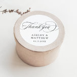 Romantische swirly kalligrafie bruiloft dank u ronde sticker<br><div class="desc">Zwart-wit dank u bruiloft sticker met elegante en romantische swirly kalligrafie belettering met uw namen. Voor meer geavanceerde aanpassing van dit ontwerp,  klikt u op de BLUE DESIGN TOOL BUTTON hierboven!</div>