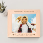 Romantische twee harten Pas getrouwd bruiloft foto Gegraveerde Lijstjes<br><div class="desc">Romantische twee harten Pas getrouwd bruiloft foto laser geëtste houten Lijsten. De namen van bruid en bruidegom boven op het lijst. Five Years Down en Forever To Go staan op de bodem met twee harten aan beide kanten. Perfect voor een 5th Wedding Jubileum Gift, volgens de traditie symboliseert hout de...</div>