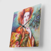 ROMANTISCHE VROUW MET EEN SPARKERPIEGEL VERDER VIERKANTE KLOK (Hoek)