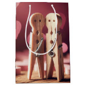 Romantische wasknijper paar met harten medium cadeauzakje (Voorkant)