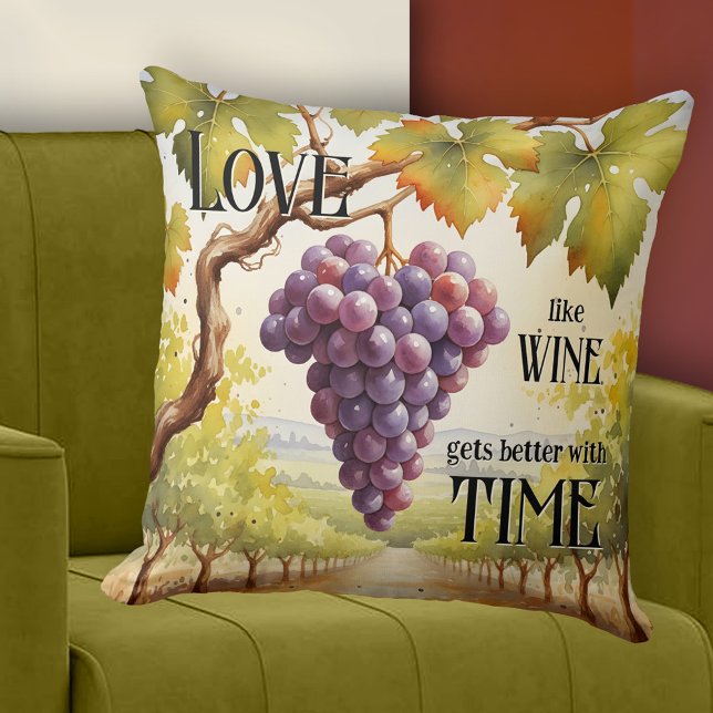 Romantische Waterverf druiven wijnliefhebber Kussen (Romantic pillow featuring a watercolor painting of grapes in a vineyard. With custom funny quote)