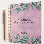 Romantische Waterverf Leafy Green Branches op roze Planner<br><div class="desc">Uniek gepersonaliseerd ontwerp van de planner met waterverf geschilderde groene bladtakken op een roze achtergrond. De tekst kan volledig worden bewerkt. Gebruik de Persoonlijke optie om veranderingen aan te brengen. Gebruik het Edit ontwerphulpmiddel om meer aanpassingen,  zoals het veranderen van de doopvont,  de doopvontkleur,  of de tekstregeling te maken.</div>