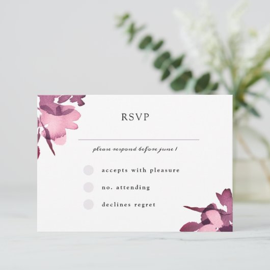 Romantische Waterverf Plum Floral Wedding RSVP Kaartje (Staand voorkant)