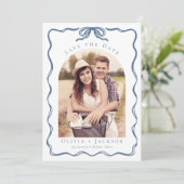 Romantische Whimsical Coquette Strik Blauwe Foto Save The Date (Staand voorkant)