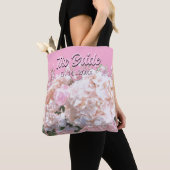 Romantische witte kant hydrangea's roze rozen Brui Tote Bag (Dichtbij)