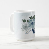 romantische witte stoffige en marineblauwe bloemen koffiemok (Voorkant links)